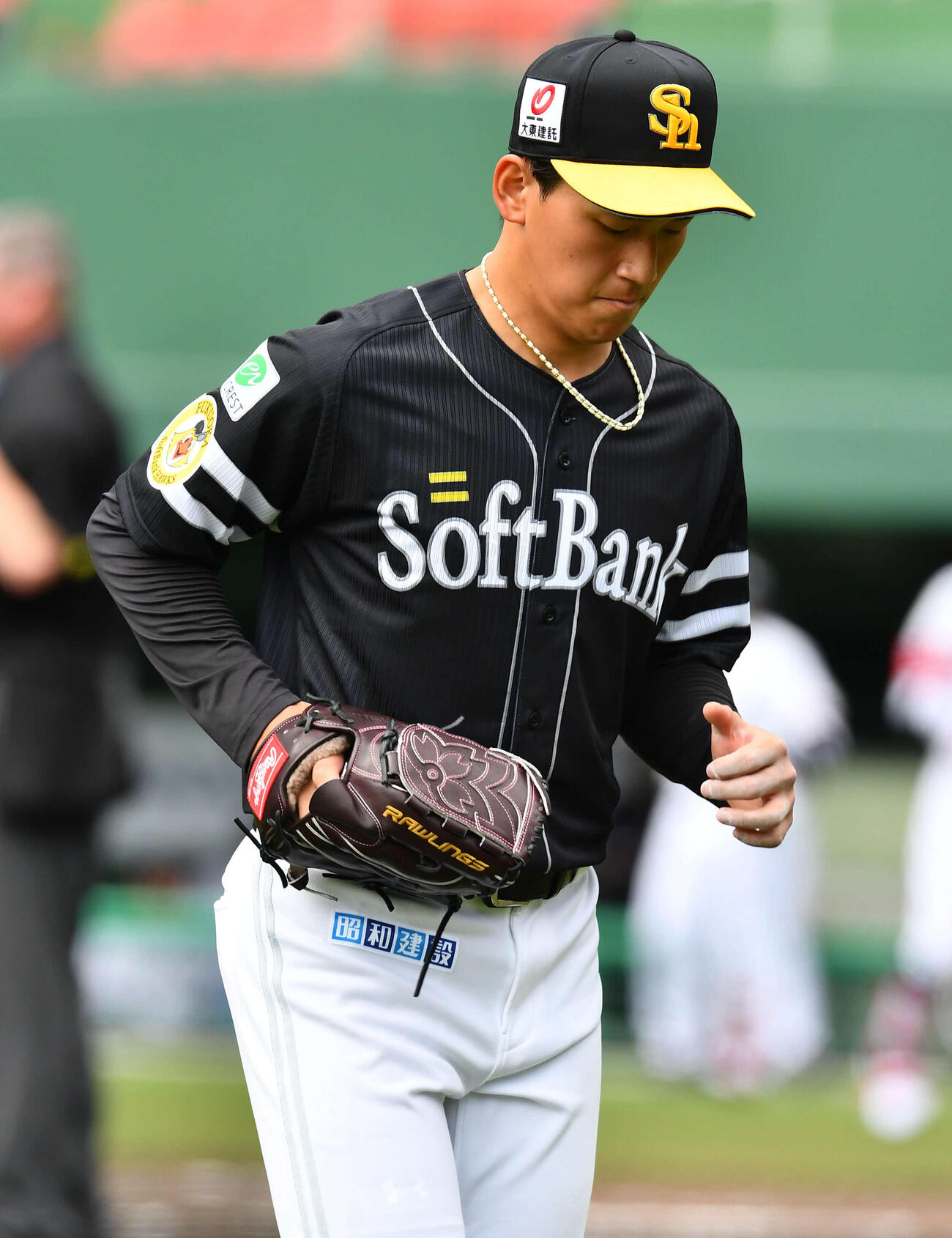 日本対ソフトバンク　2回裏日本2死一、二塁、降板となった前田悠は厳しい表情でベンチへ戻る（撮影・岩下翔太）