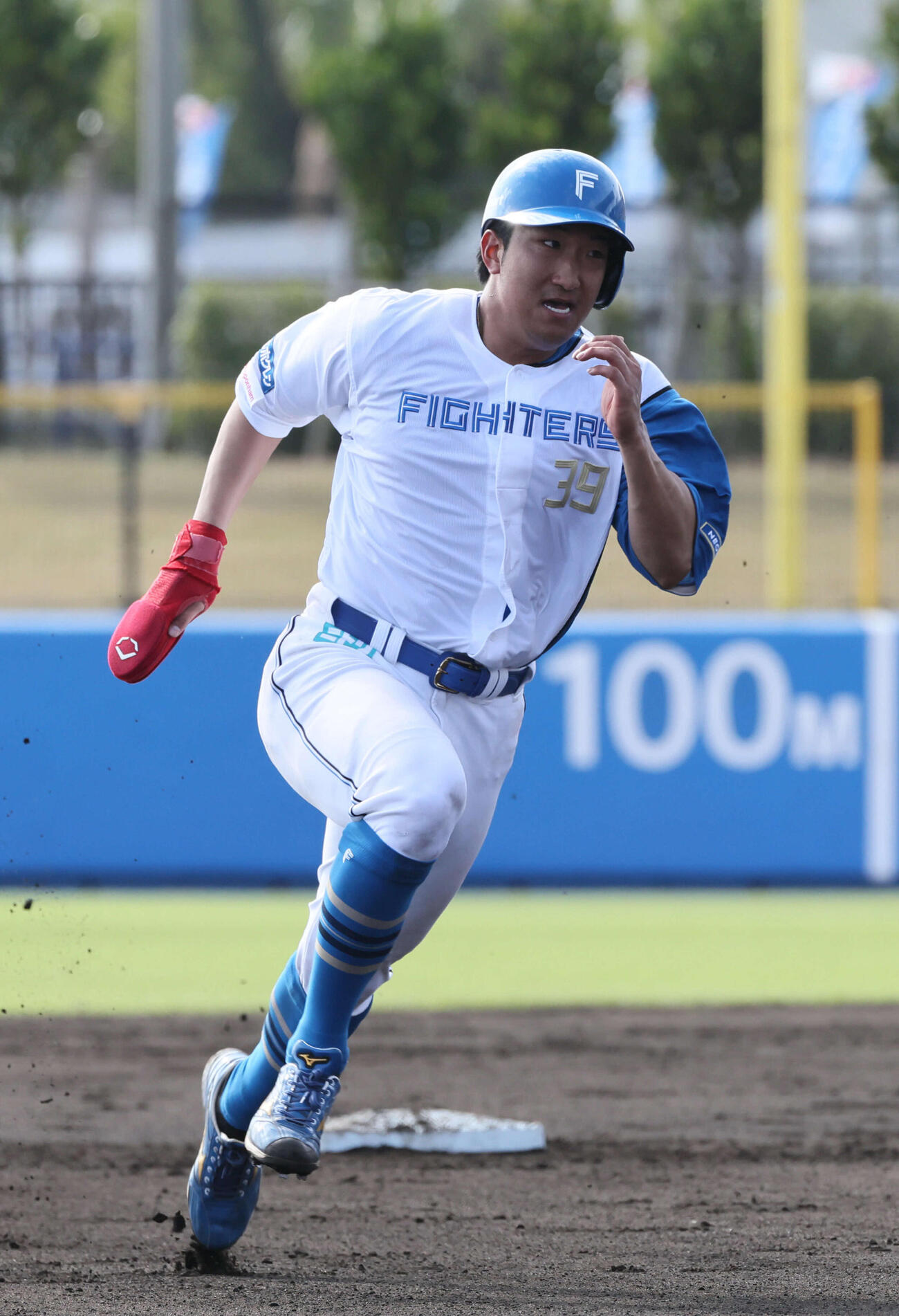 日本ハム対広島　7回裏日本ハム1死一塁、野村の右前打で三塁へ向かう有薗（撮影・加藤孝規）