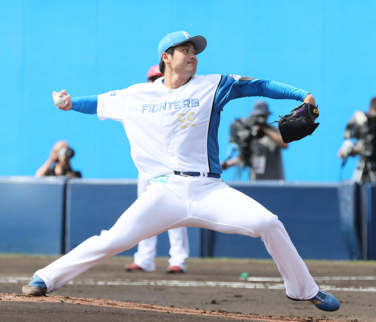 日本ハム対広島　3回表広島、日本ハム2番手の菊地（撮影・加藤孝規）