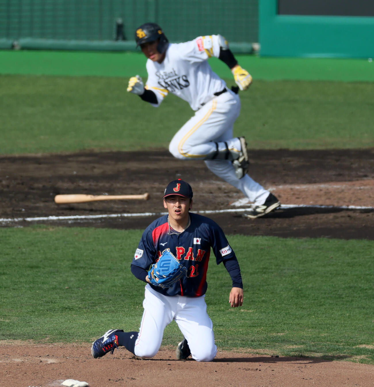 日本対ソフトバンク　　3回裏ソフトバンク無死、隅田は井上の打球を捕球出来ずマウンドにひざをつく（撮影・加藤哉）