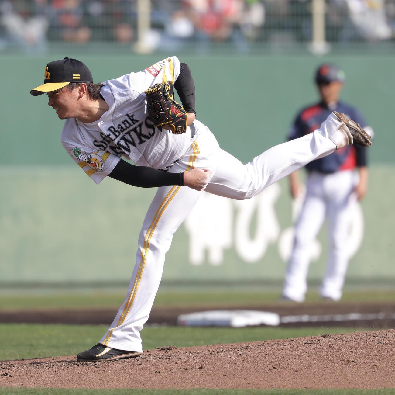 日本対ソフトバンク　4回表、3番手で登板する東浜（撮影・河田真司）