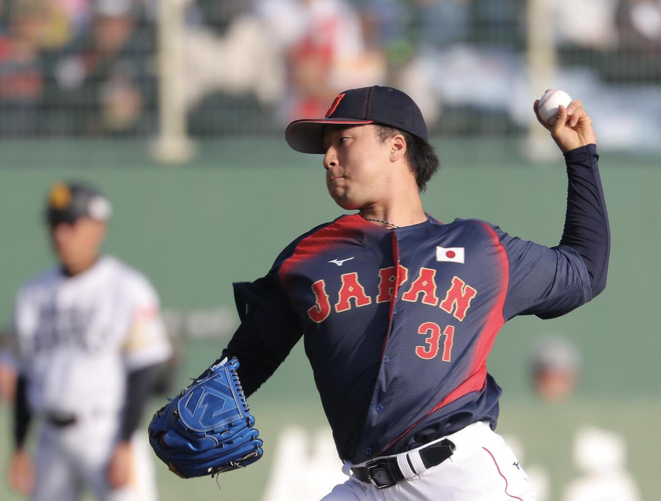 日本対ソフトバンク　8回裏、5番手で登板する佐藤柳（撮影・河田真司）