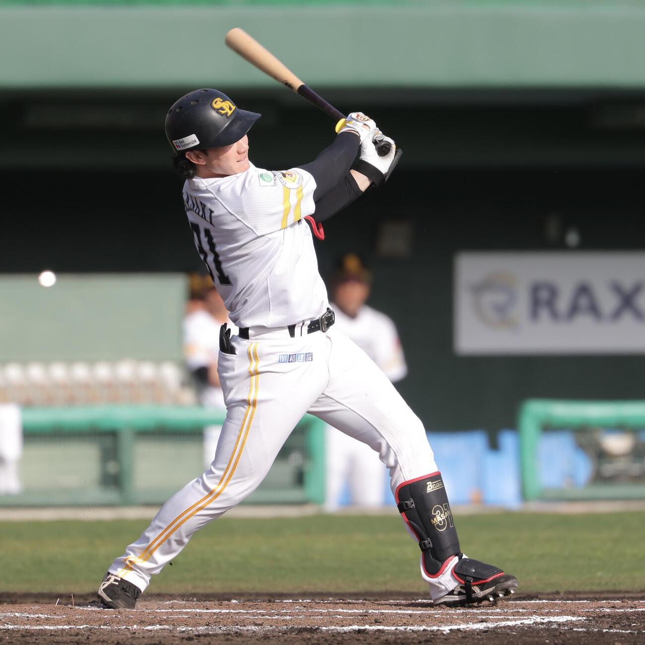 日本対ソフトバンク　6回裏ソフトバンク無死一塁、右前打を放つ正木（撮影・河田真司）