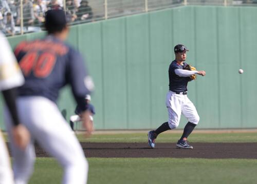 日本対ソフトバンク 3回裏ソフトバンク無死一塁、ダウンズの打球を二塁に送球する佐藤(撮影・河田真司)