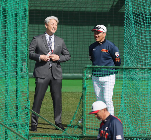 日本対ソフトバンク 侍ジャパン井端監督(右)と話す吉井氏(撮影・加藤哉)