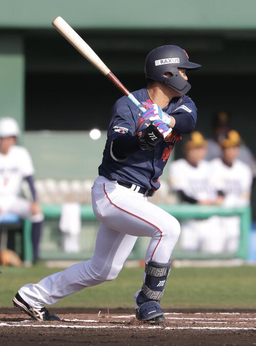 日本対ソフトバンク 6回表日本無死、左前打を放つ中山(撮影・河田真司)