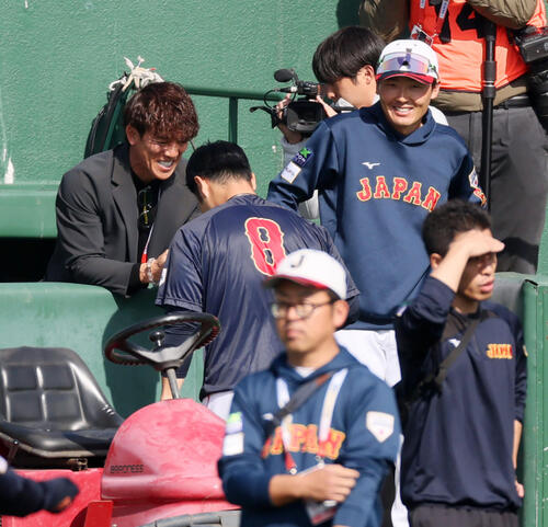 日本対ソフトバンク 侍ジャパン近藤とあいさつする松井氏。右は源田(撮影・加藤哉)