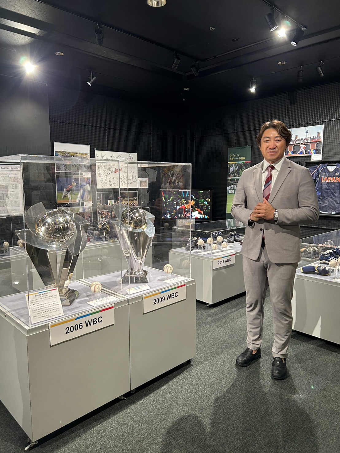 野球殿堂博物館の企画展「WORLD BASEBALL CLASSIC　侍ジャパン、世界一への挑戦　2026」の展示物を見る内川さん