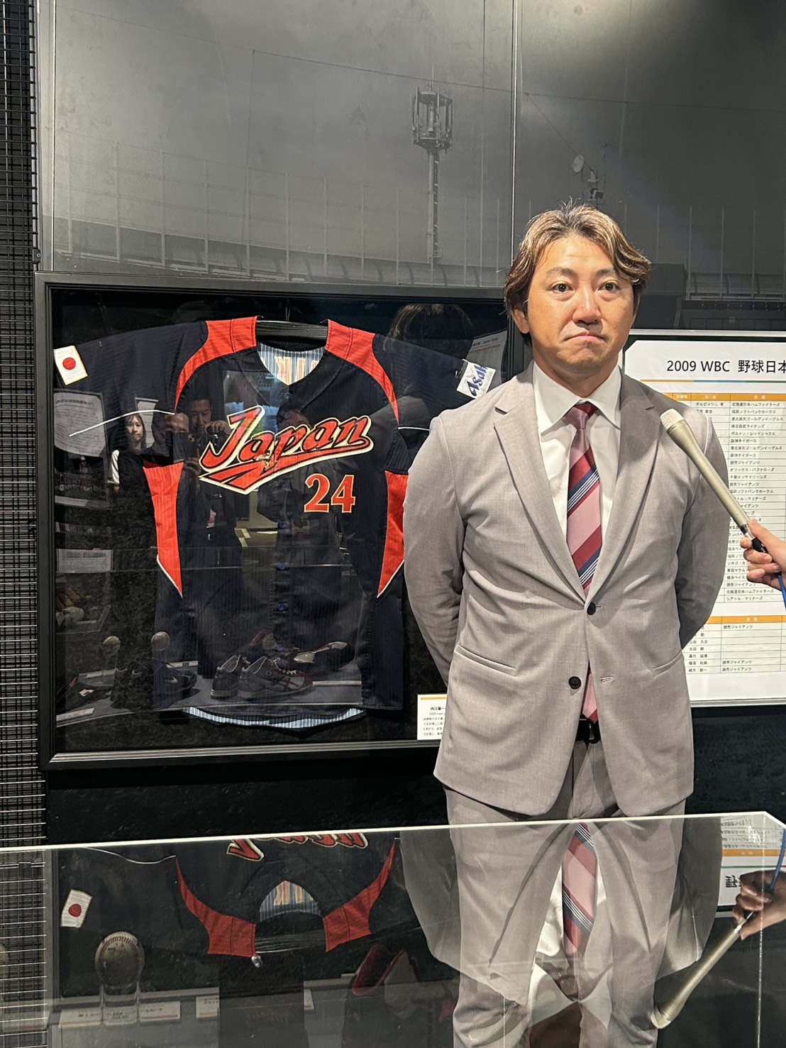野球殿堂博物館の企画展を訪れ第2回WBCで自らが着用した代表ユニホームの前に立つ内川さん