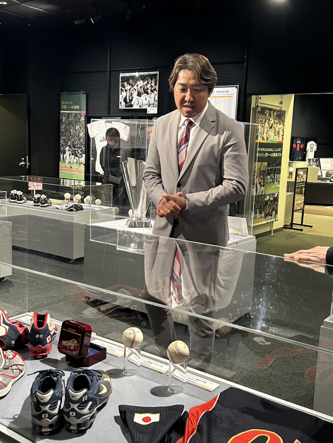 野球殿堂博物館の企画展「WORLD BASEBALL CLASSIC　侍ジャパン、世界一への挑戦　2026」の展示物を見る内川さん