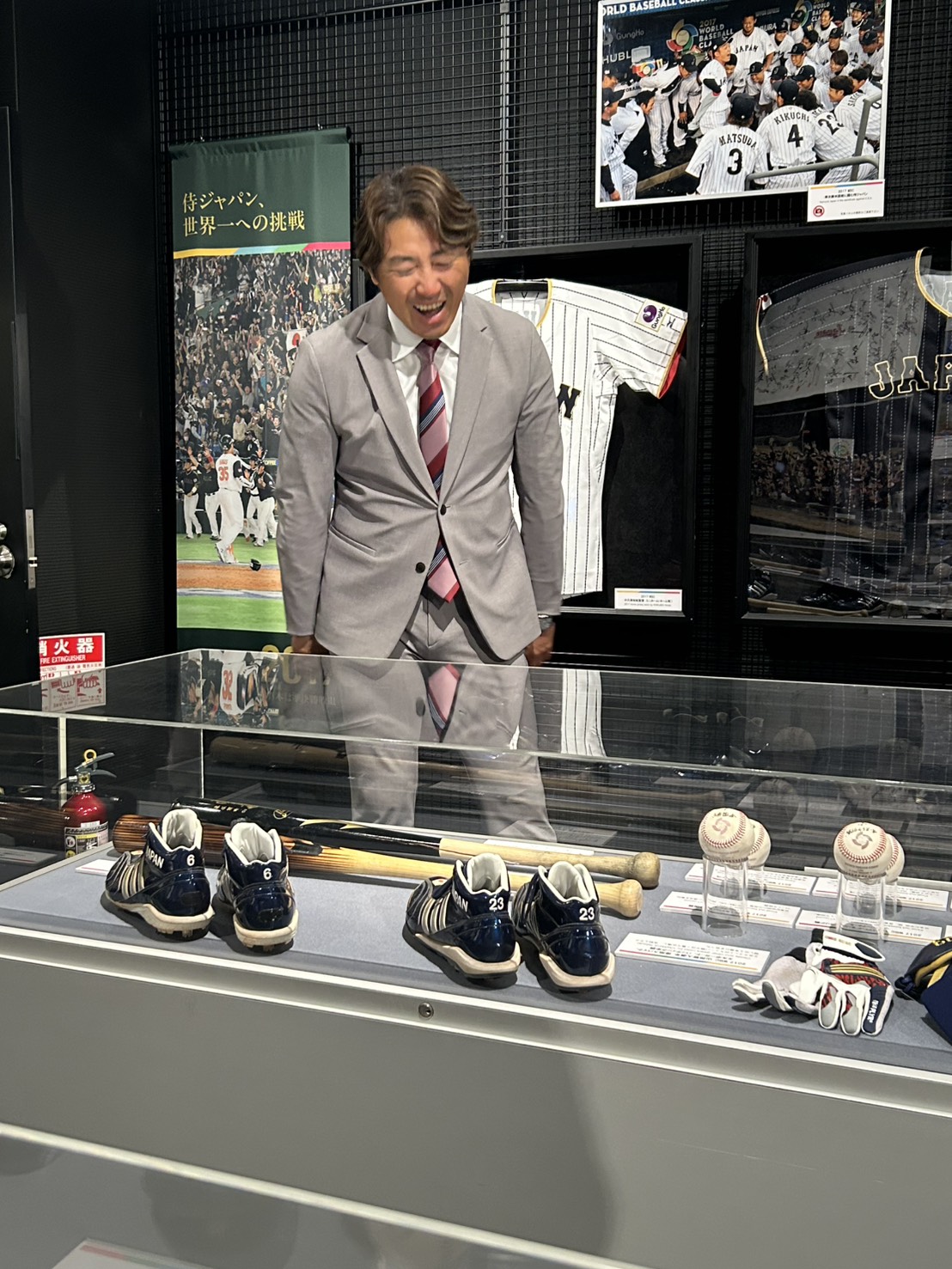 野球殿堂博物館の企画展「WORLD BASEBALL CLASSIC　侍ジャパン、世界一への挑戦　2026」の展示物を見る内川さん