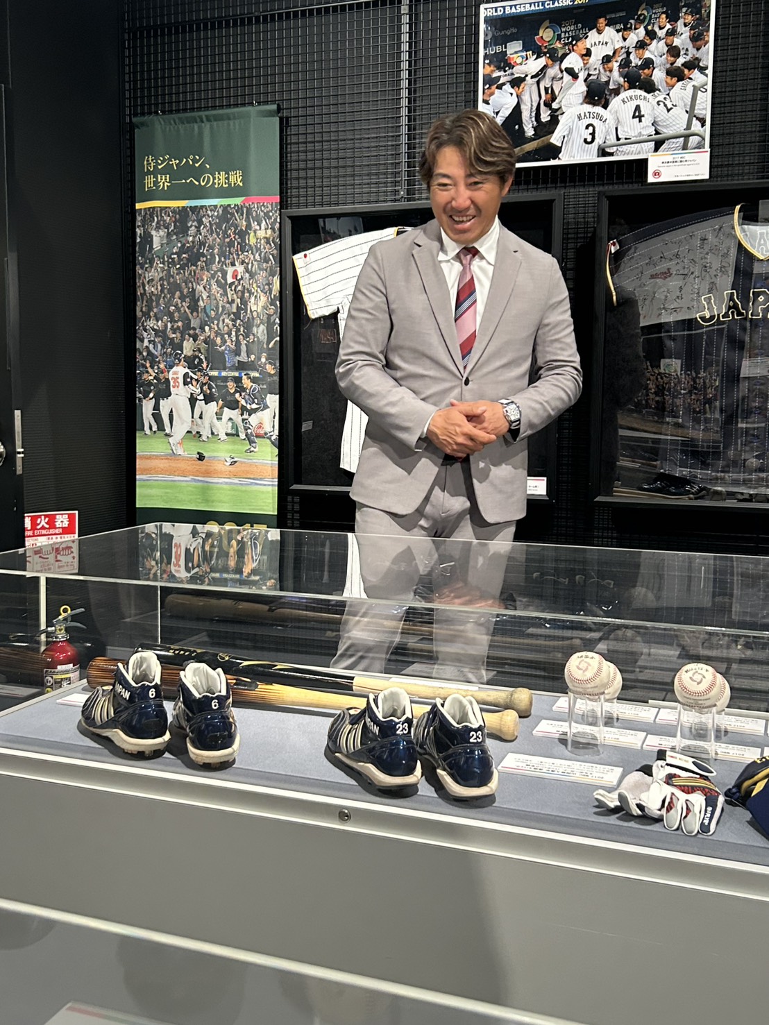 野球殿堂博物館の企画展「WORLD BASEBALL CLASSIC　侍ジャパン、世界一への挑戦　2026」の展示物を見る内川さん