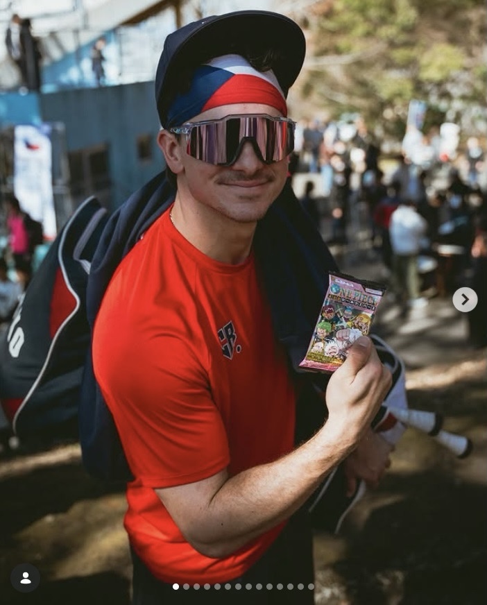 ワンピースのパッケージのお菓子を手に写真に納まるチェコ代表（チェコ野球連盟公式インスタグラムより）