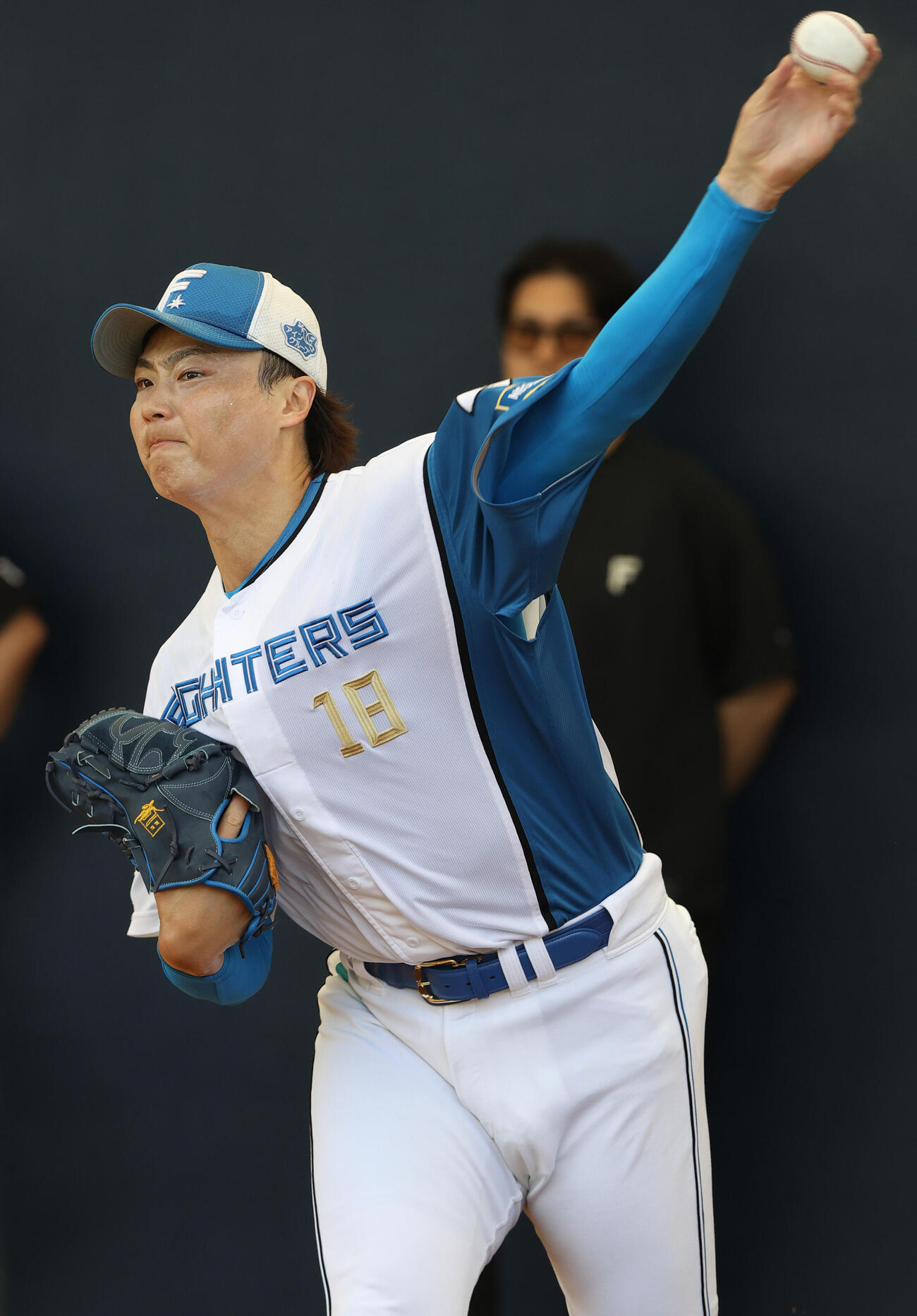 ブルペンで投球する日本ハム山崎（撮影・上山淳一）