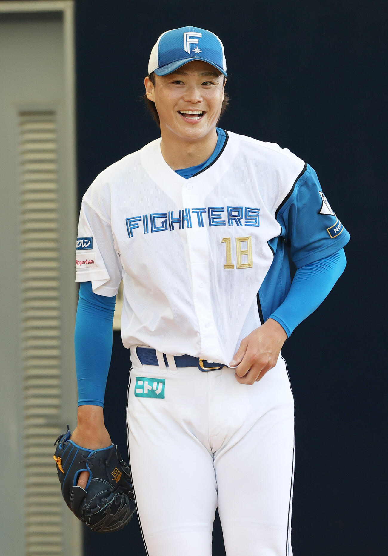 ブルペンで投球する日本ハム山崎（撮影・上山淳一）