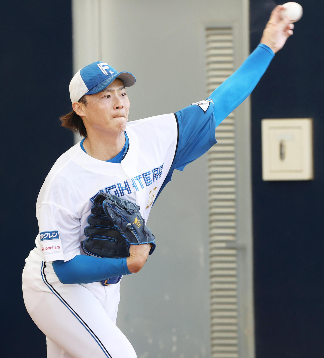 ブルペンで投球する日本ハム山崎（撮影・上山淳一）