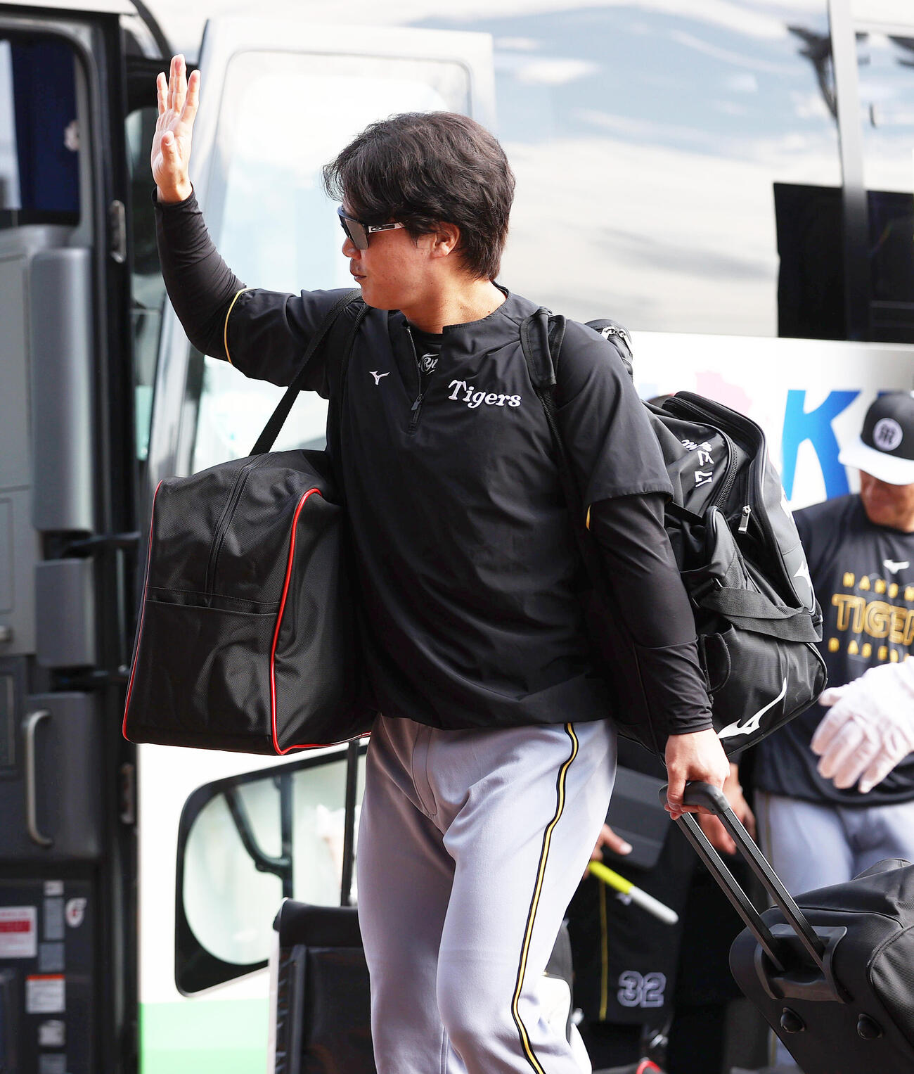 オープン戦　日本ハム対阪神　球場入りした阪神伏見は日本ハムファンの声援に応える（撮影・上山淳一）