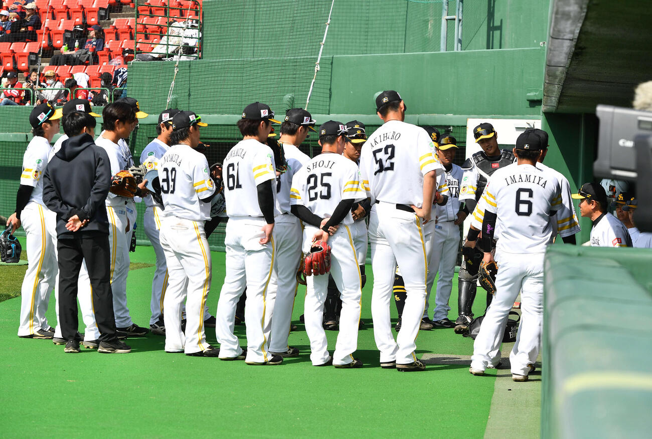 日本対ソフトバンク　試合前、円陣を組むソフトバンクナイン（撮影・岩下翔太）