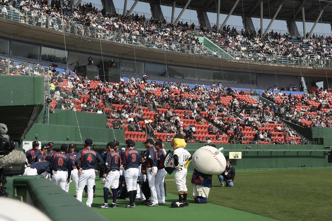 試合前円陣を組む侍ジャパン（撮影・河田真司）