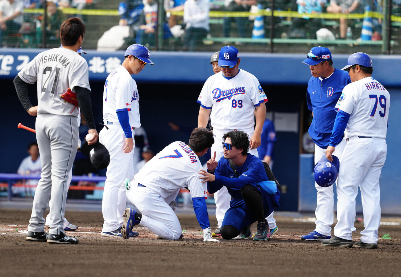 中日対ロッテ　1回裏中日無死、頭部に死球を受けた福永（中央）（撮影・江口和貴）
