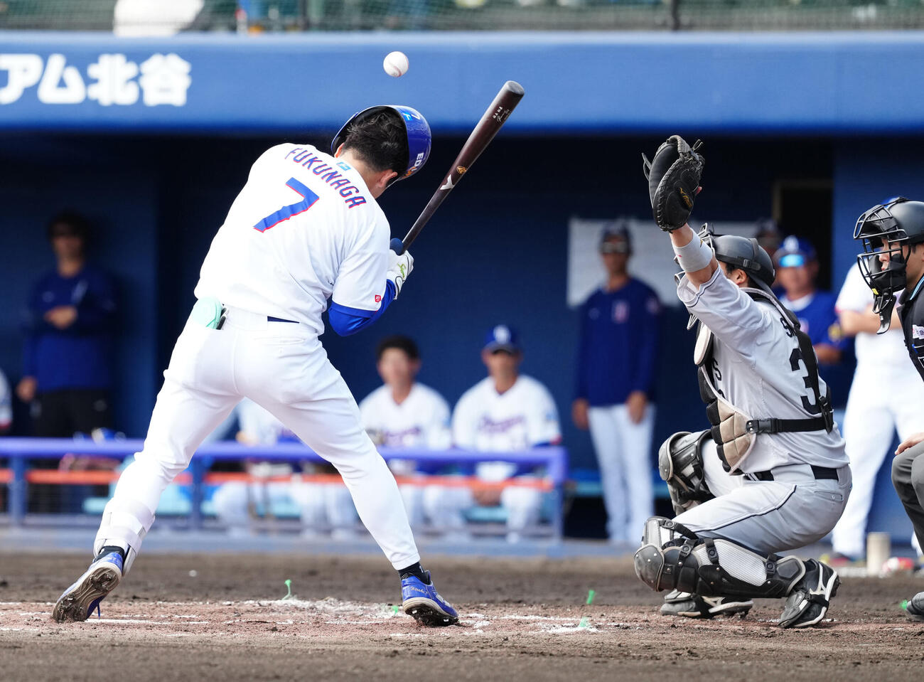 中日対ロッテ　1回裏中日無死、頭部に死球を受ける福永（撮影・江口和貴）