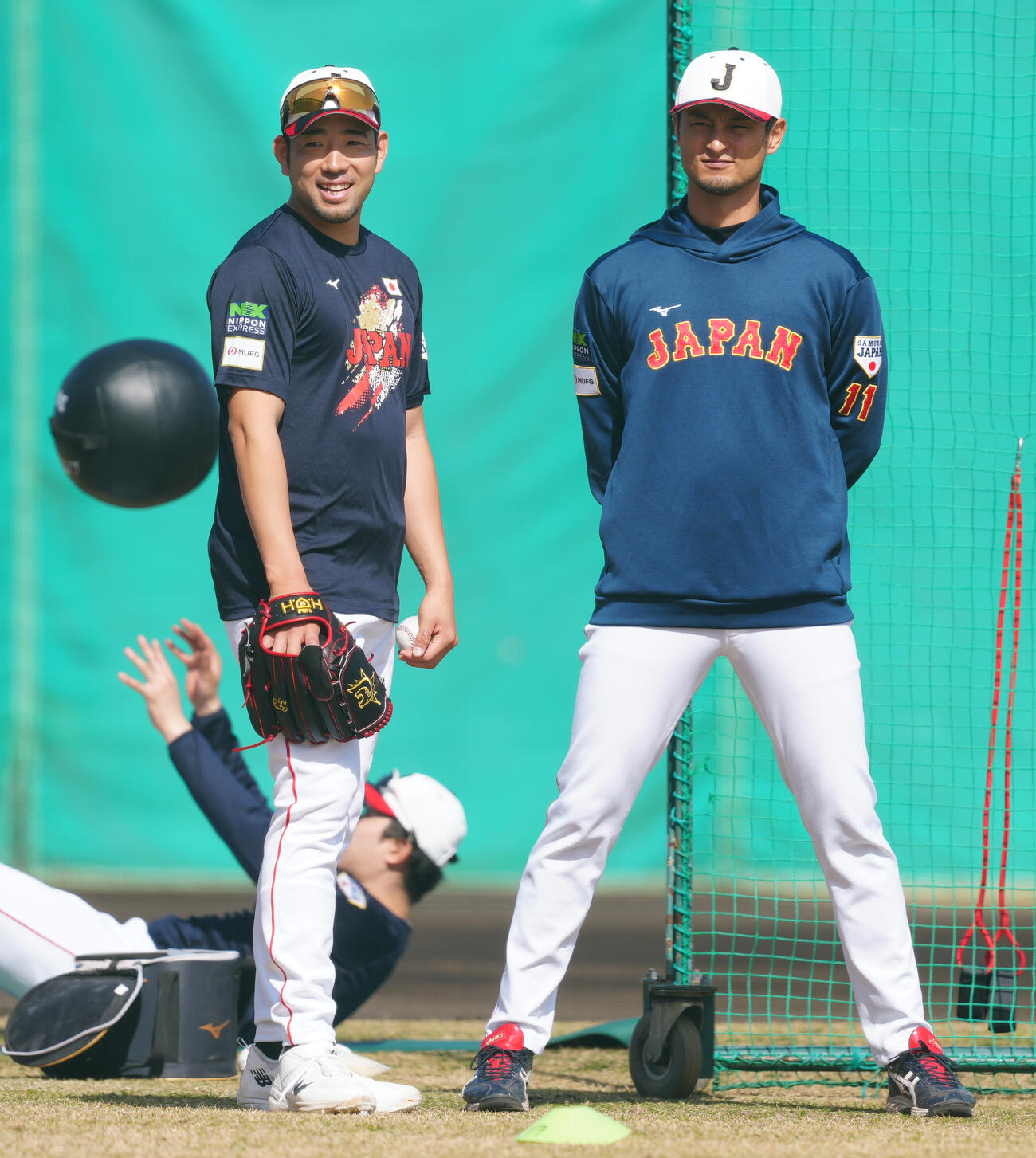 練習中に談笑する菊池（左）とダルビッシュ（撮影・垰建太）