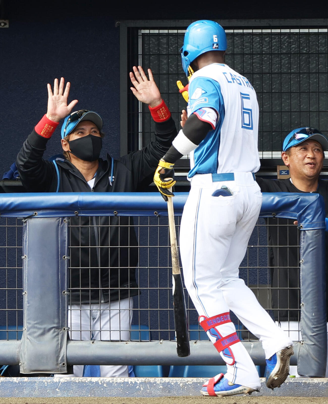 オープン戦　日本ハム対阪神　4回裏日本ハム1死、新庄監督（左）は左越え2点本塁打を放ったカストロ（手前）を出迎える（撮影・上山淳一）