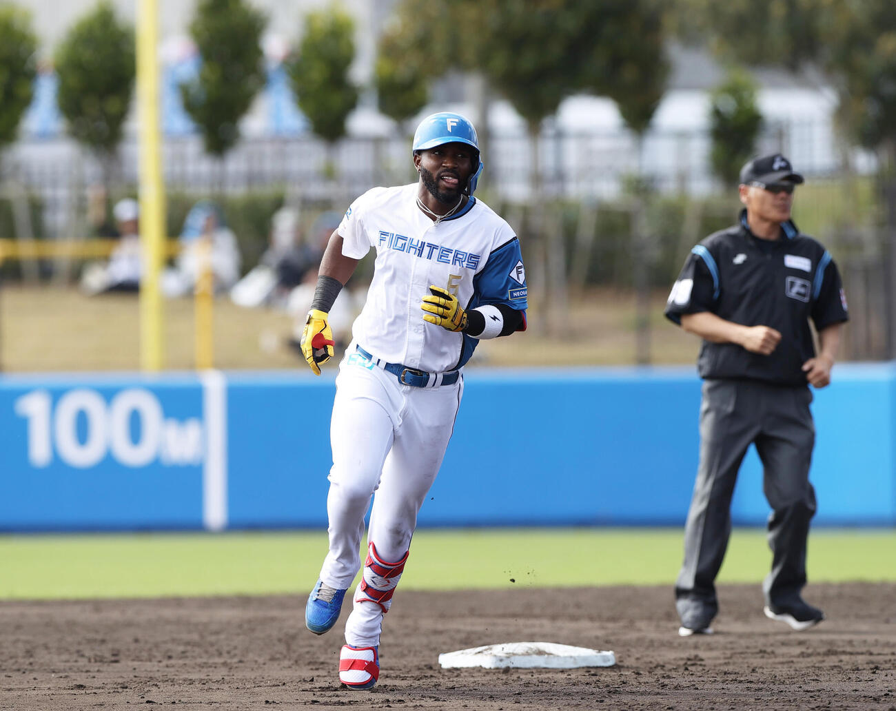 オープン戦　日本ハム対阪神　4回裏日本ハム2死一塁、カストロは左越え2点本塁打を放ちダイヤモンドを1周する（撮影・上山淳一）