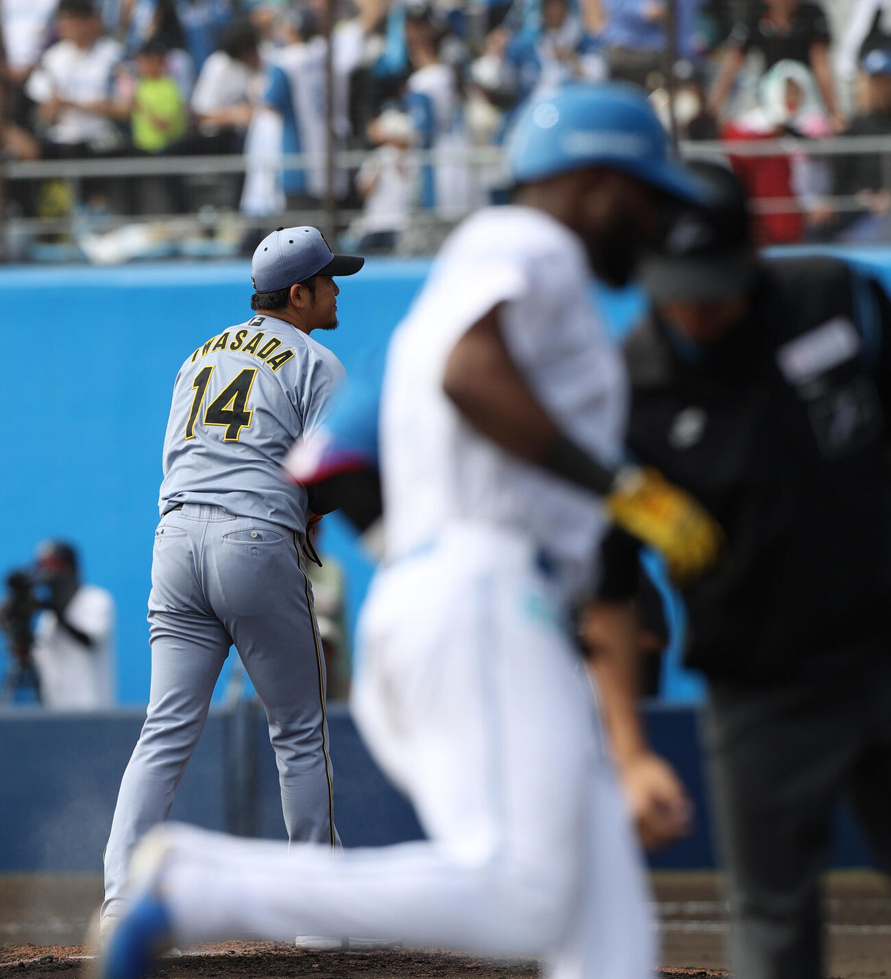 オープン戦　日本ハム対阪神　4回裏日本ハム2死一塁、岩貞はカストロ（手前）に左越え2点本塁打を浴びる（撮影・上山淳一）