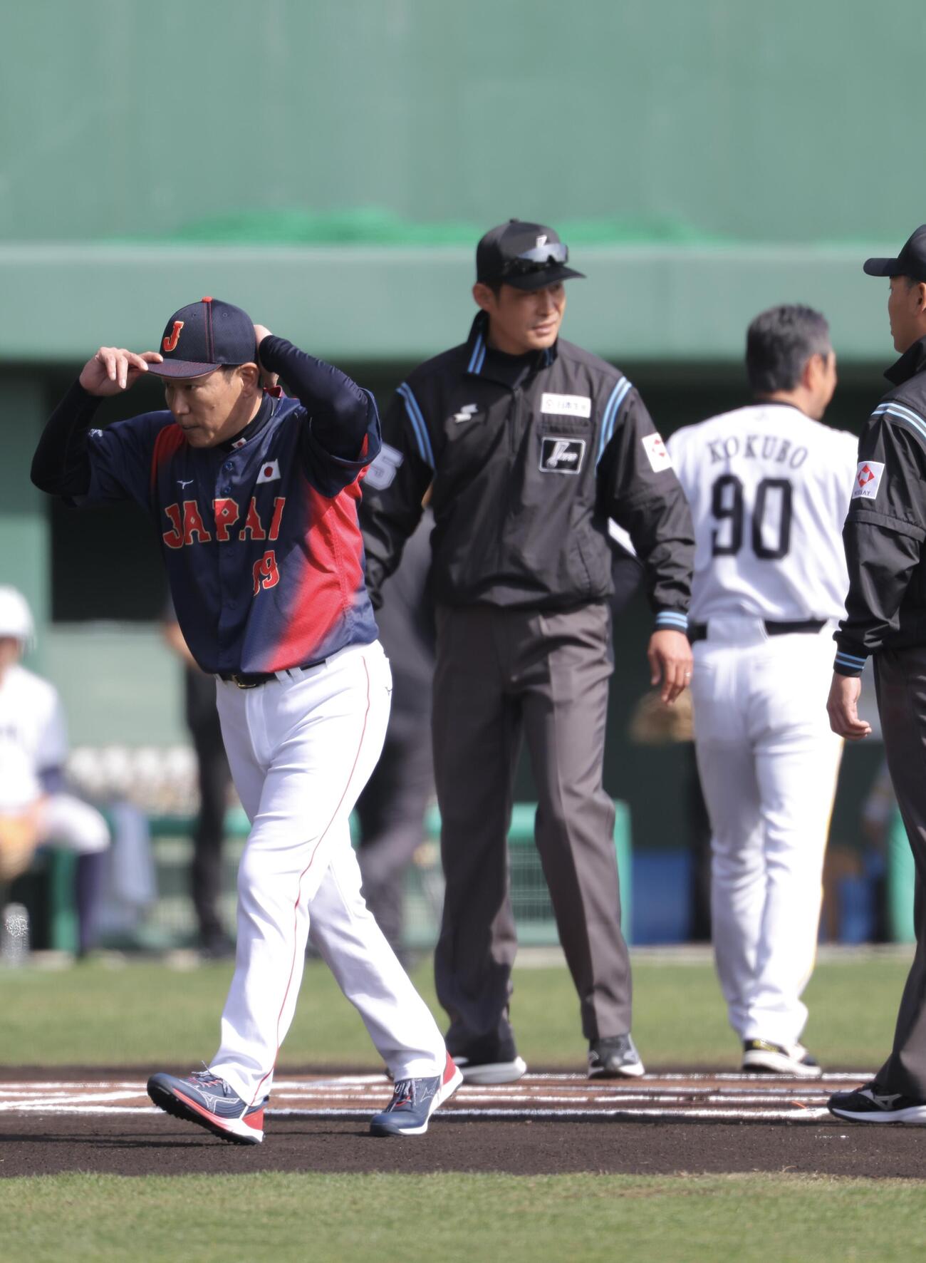 日本対ソフトバンク　開始前、メンバー表交換を済ませる井端監督（左）（撮影・河田真司）