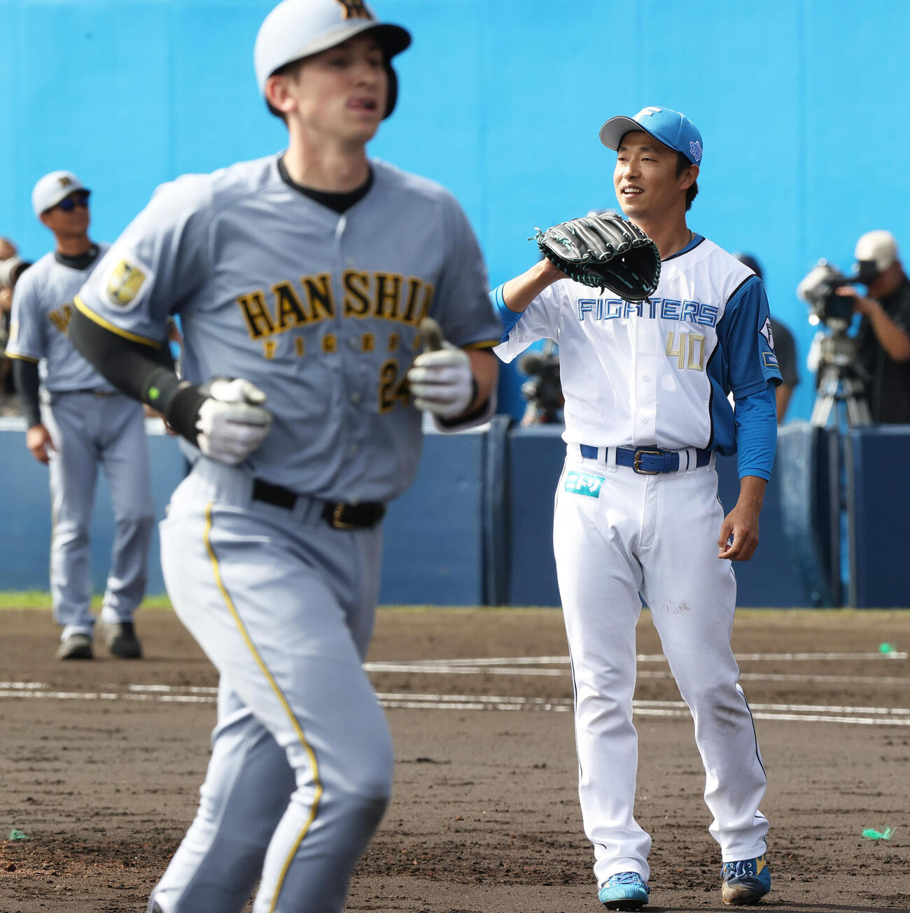 オープン戦　日本ハム対阪神　6回表阪神1死、島本はディベイニー（手前）を左飛に仕留める（撮影・上山淳一）