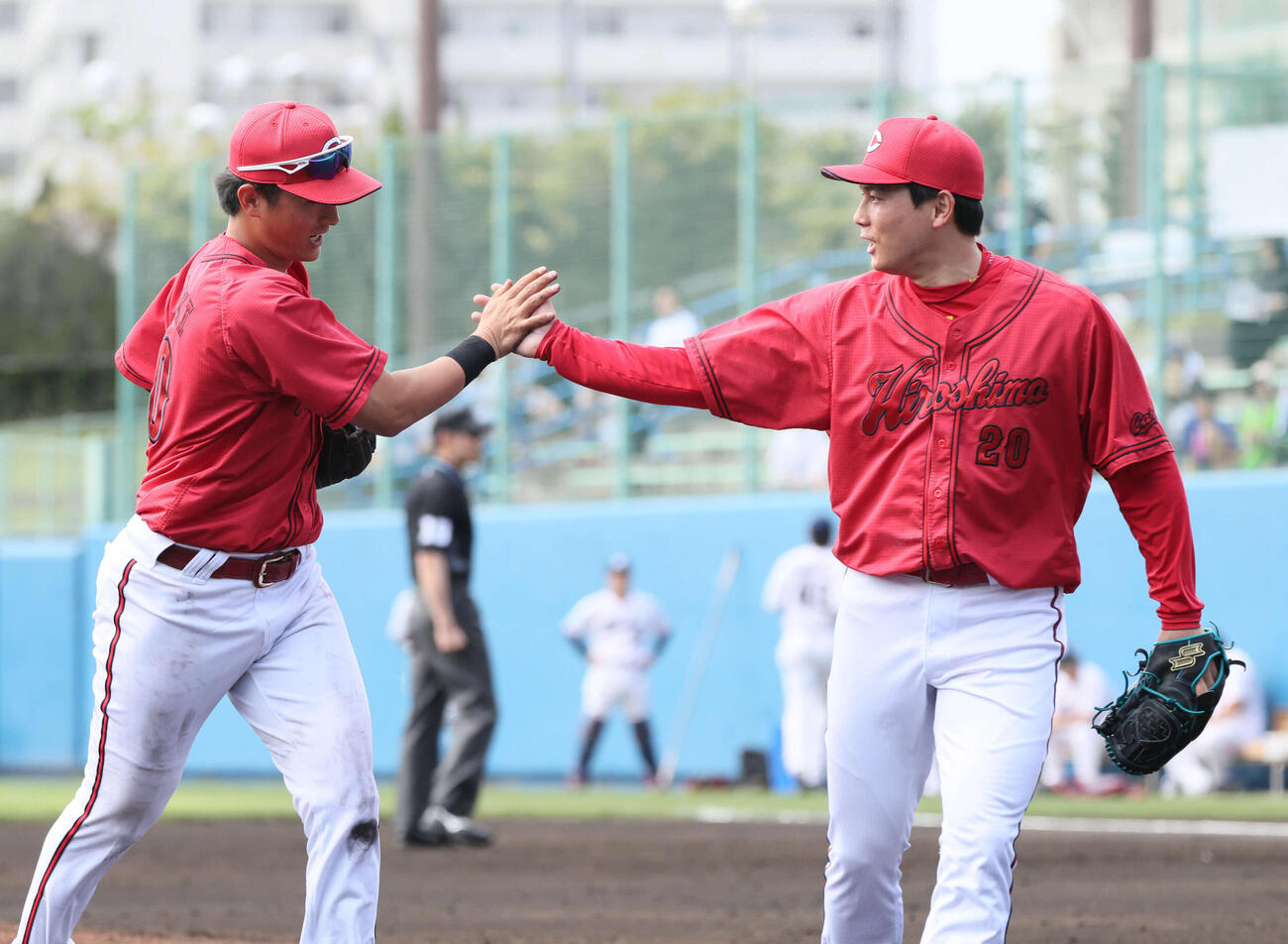 ヤクルト対広島　2回裏ヤクルト2死三塁、古賀のゴロをさばいた佐々木（左）とタッチする先発の栗林（撮影・加藤孝規）