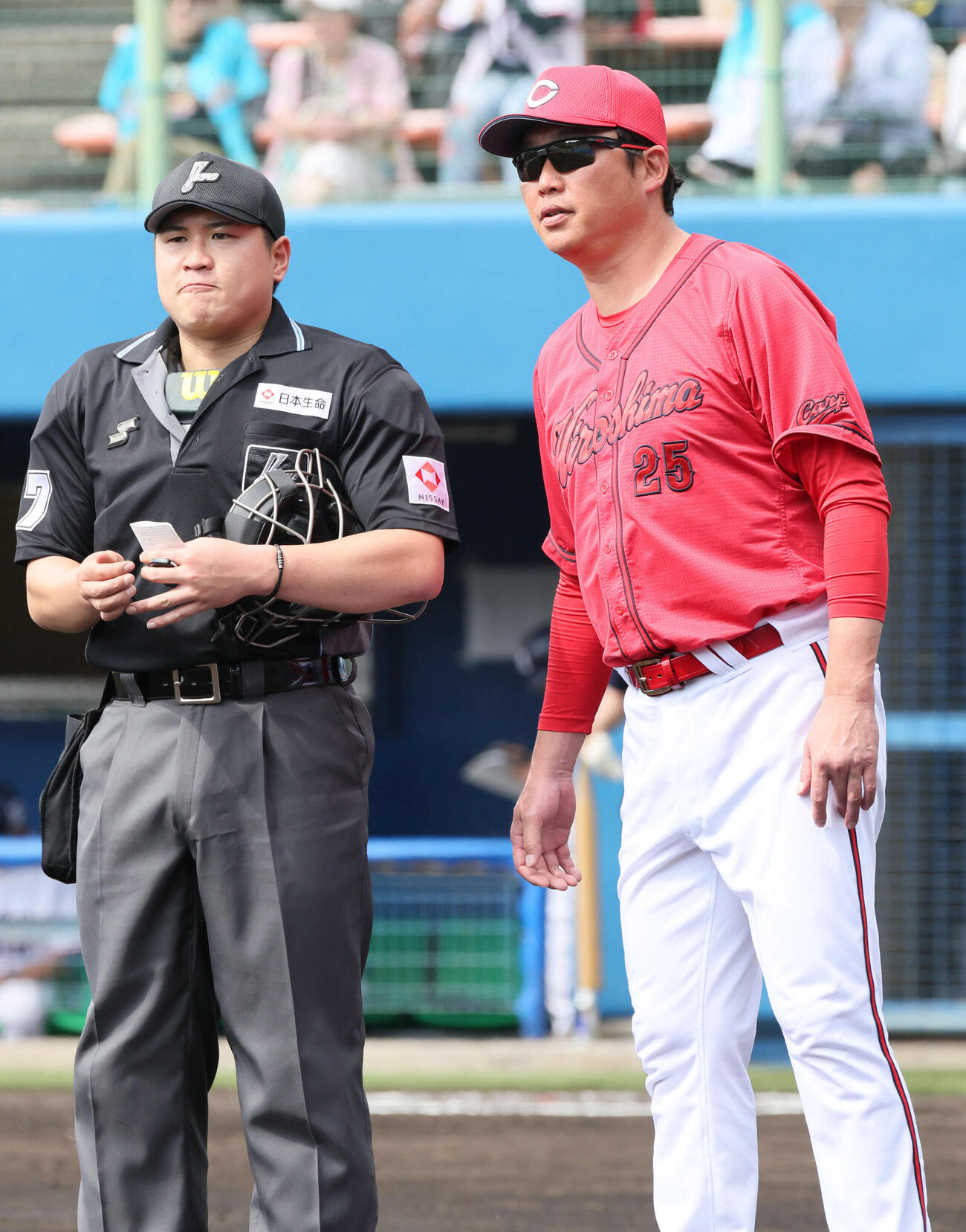 ヤクルト対広島　5回表終了時、交代を告げる新井監督（撮影・加藤孝規）