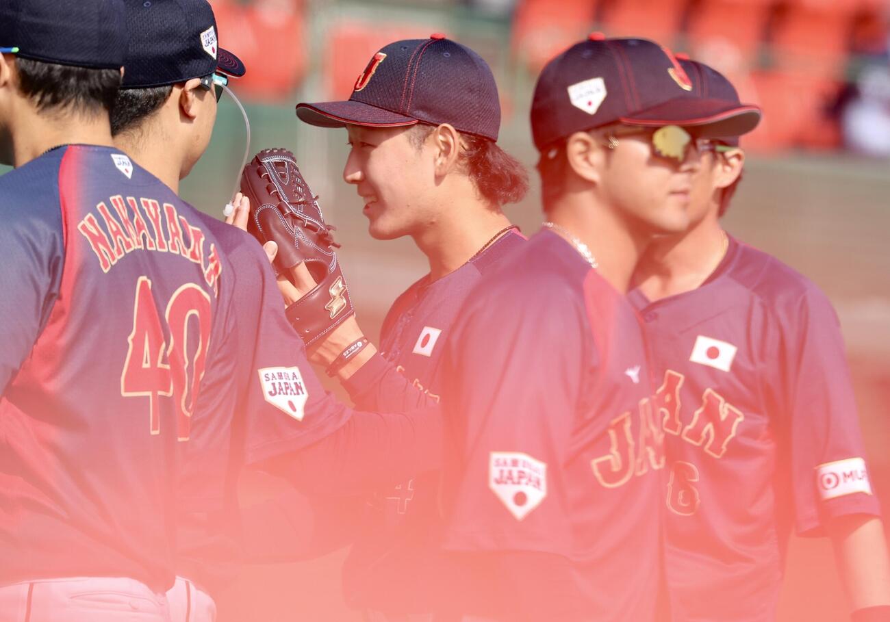 日本対ソフトバンク　1回裏を抑える篠原（中央）（撮影・河田真司）