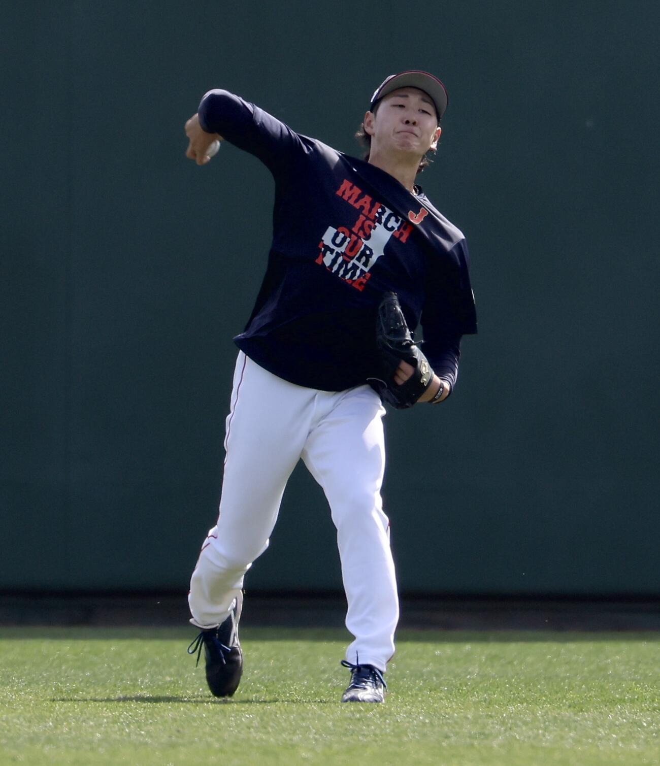 侍ジャパン対ソフトバンク　試合前、キャッチボールする篠原（撮影・河田真司）