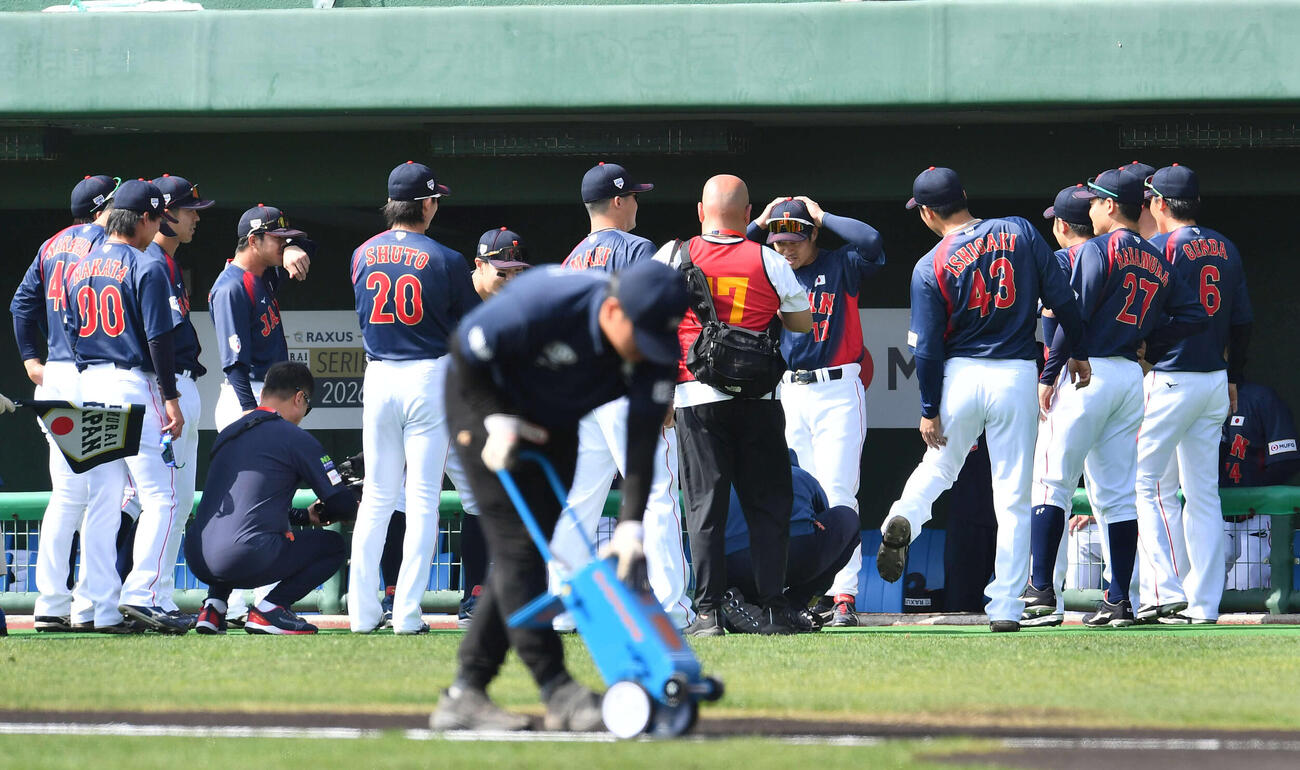 日本対ソフトバンク　試合前、円陣で声出しをする坂本（撮影・岩下翔太）