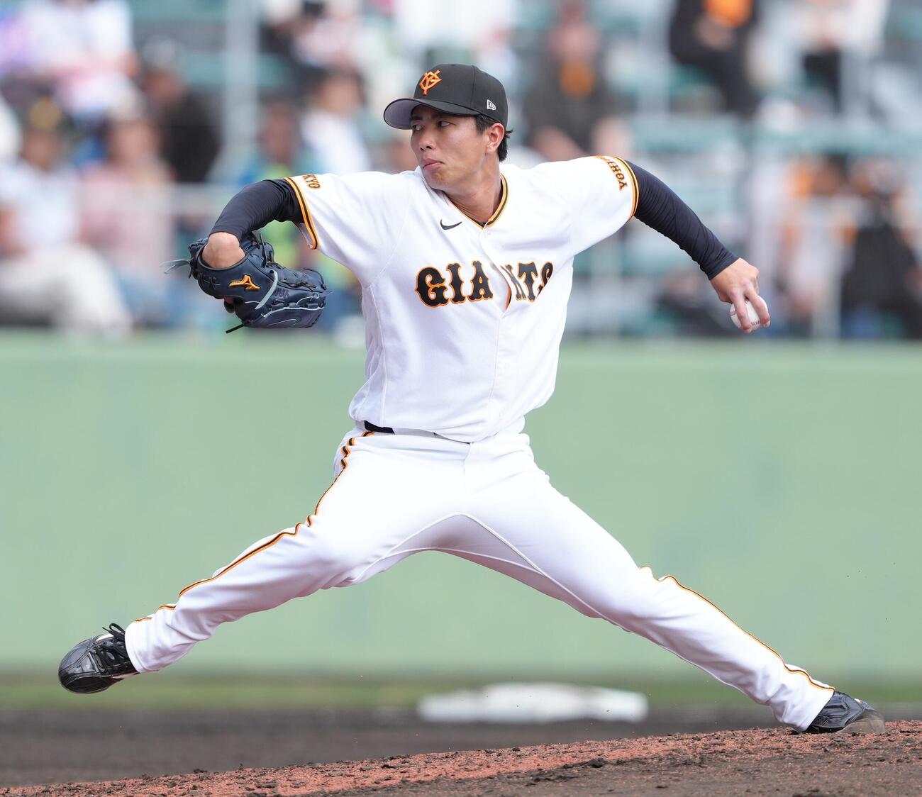巨人対楽天　7回から登板した巨人山城（撮影・足立雅史）