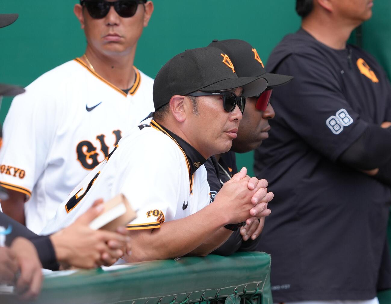 巨人対楽天　戦況を見つめる巨人阿部監督（撮影・足立雅史）