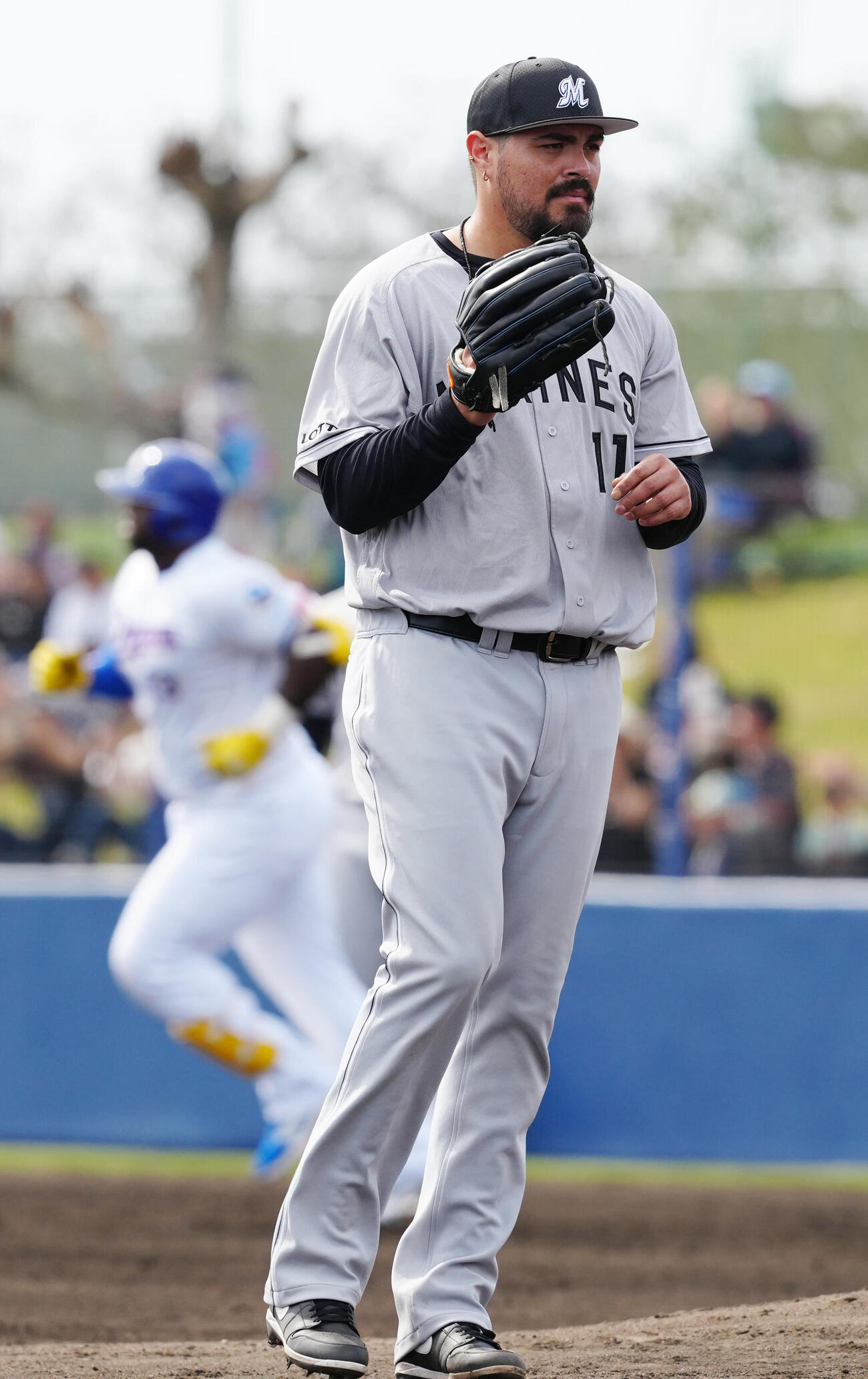 中日対ロッテ　3回裏中日無死、サノー（後方）にソロ本塁打を浴びるカスティーヨ（撮影・江口和貴）