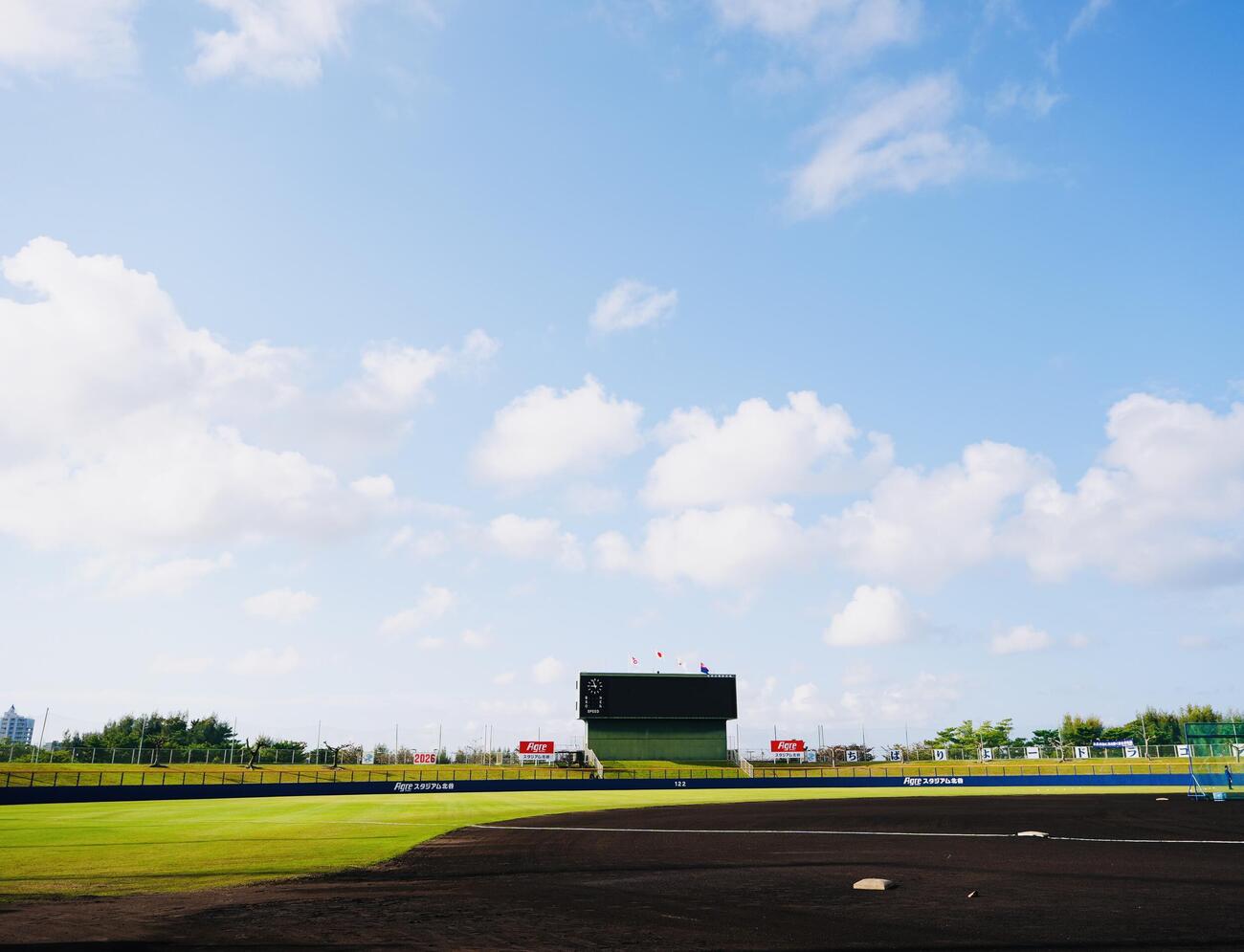 オープン戦、中日ーロッテ戦が行われるアグレスタジアム北谷（撮影・江口和貴）