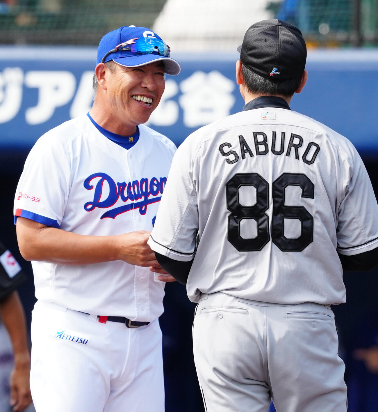 中日対ロッテ　試合前、メンバー表の最終確認を行う中日井上監督（左）とロッテ・サブロー監督（撮影・江口和貴）