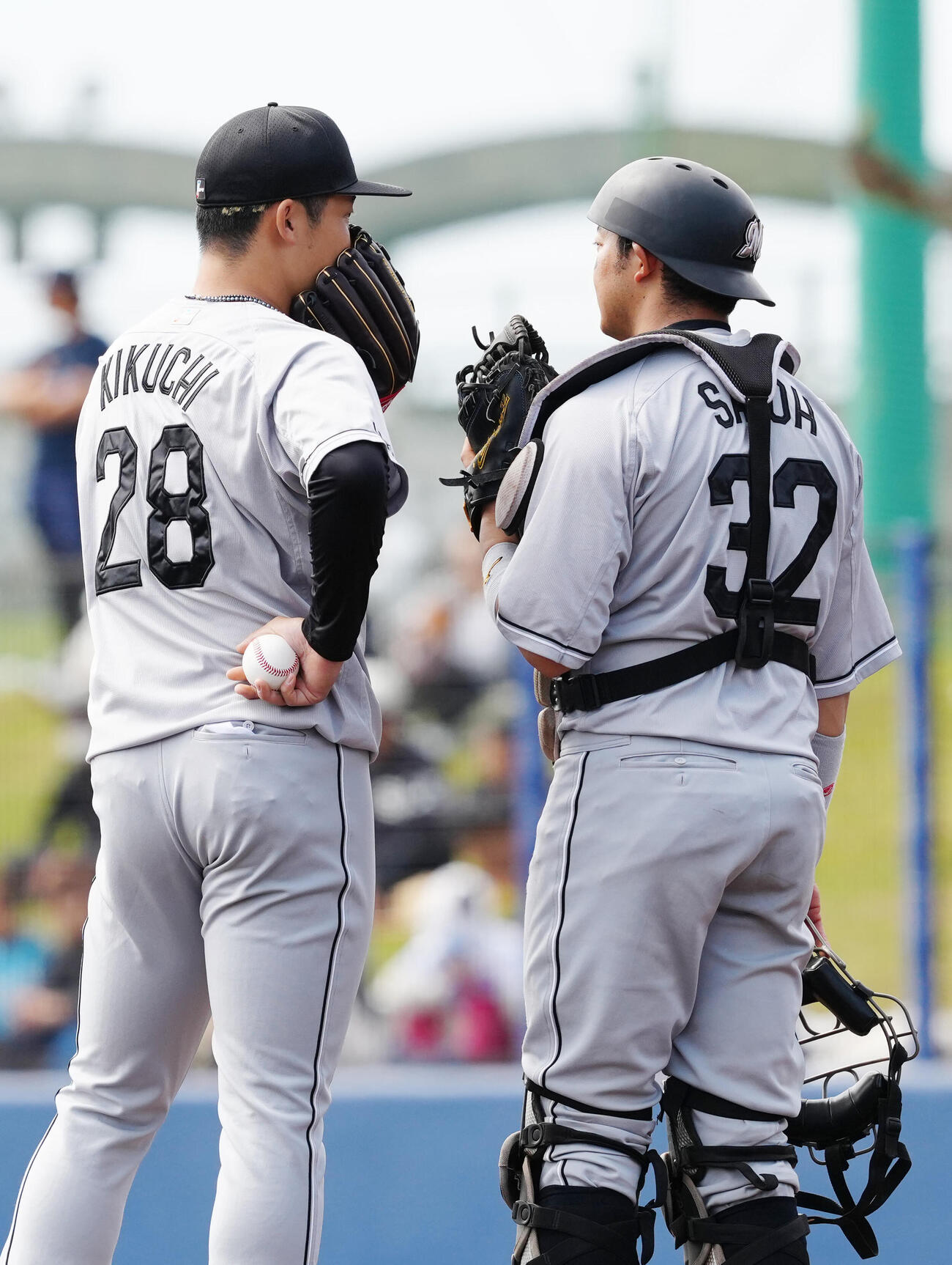 中日対ロッテ　1回裏、ロッテ先発石川柊が危険球退場でマウンドに上がり、捕手佐藤（右）と言葉を交わす2番手の菊地（撮影・江口和貴）