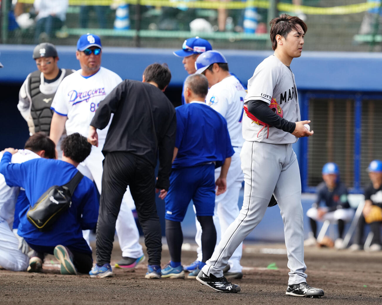 中日対ロッテ　1回裏、初球で危険球退場となり、ベンチに引き揚げるロッテ先発の石川柊（撮影・江口和貴）
