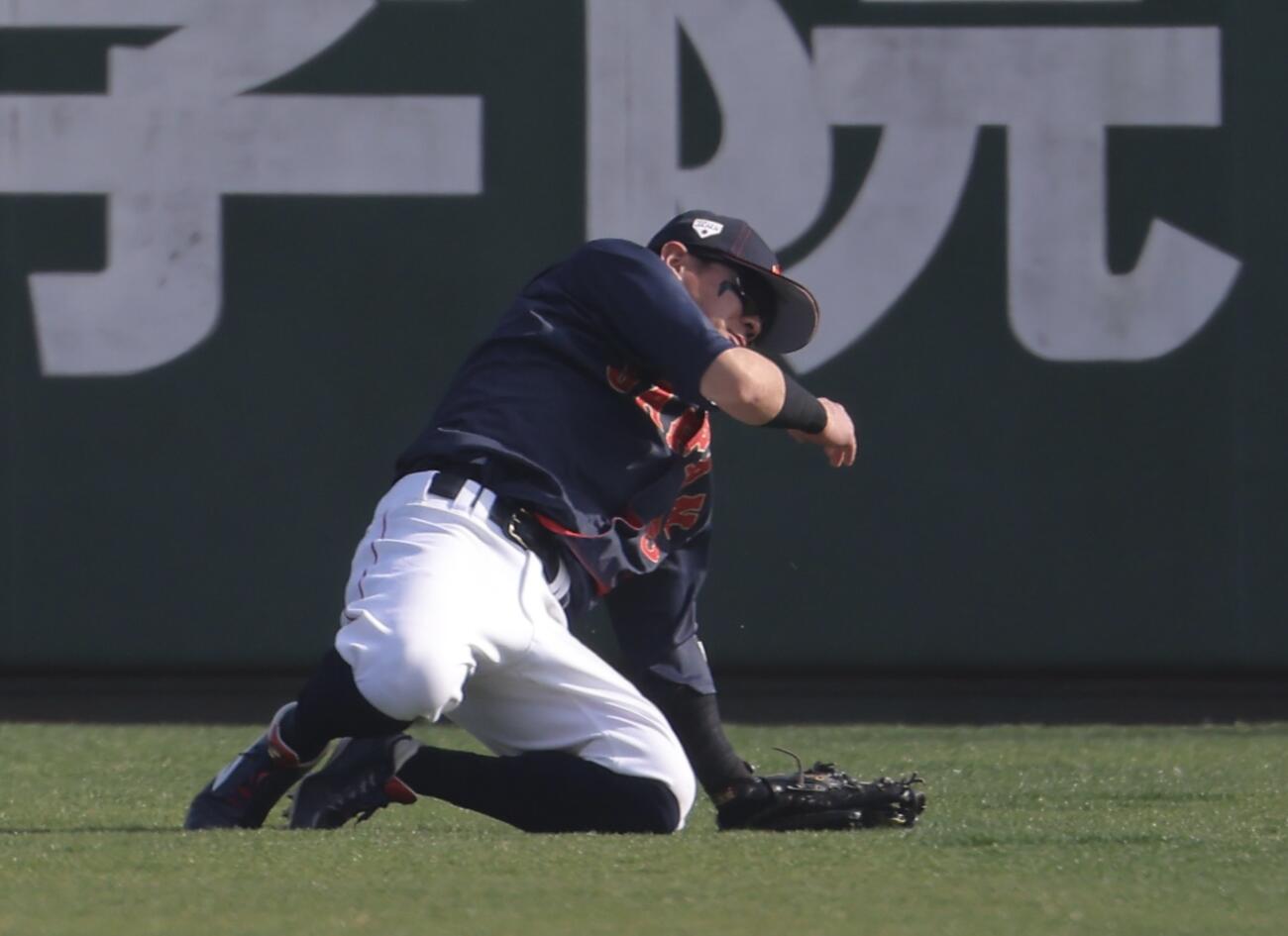 日本対ソフトバンク　5回裏ソフトバンク1死、井上の打球を好捕する牧原（撮影・河田真司）