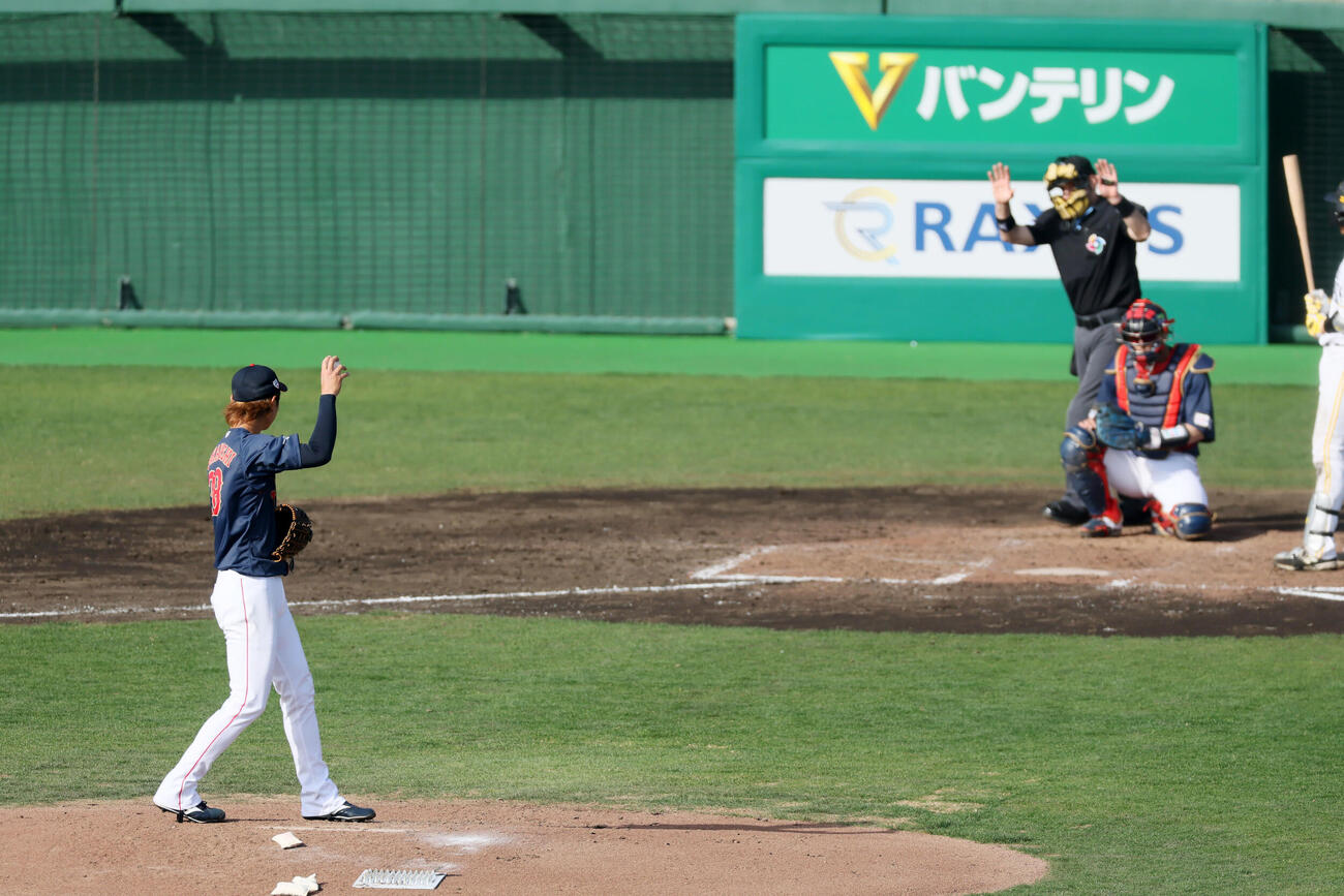 日本対ソフトバンク　5回裏ソフトバンク1死、高橋宏が打者井上のときボール交換を要求もピッチクロック違反を取られてしまう（撮影・加藤哉）