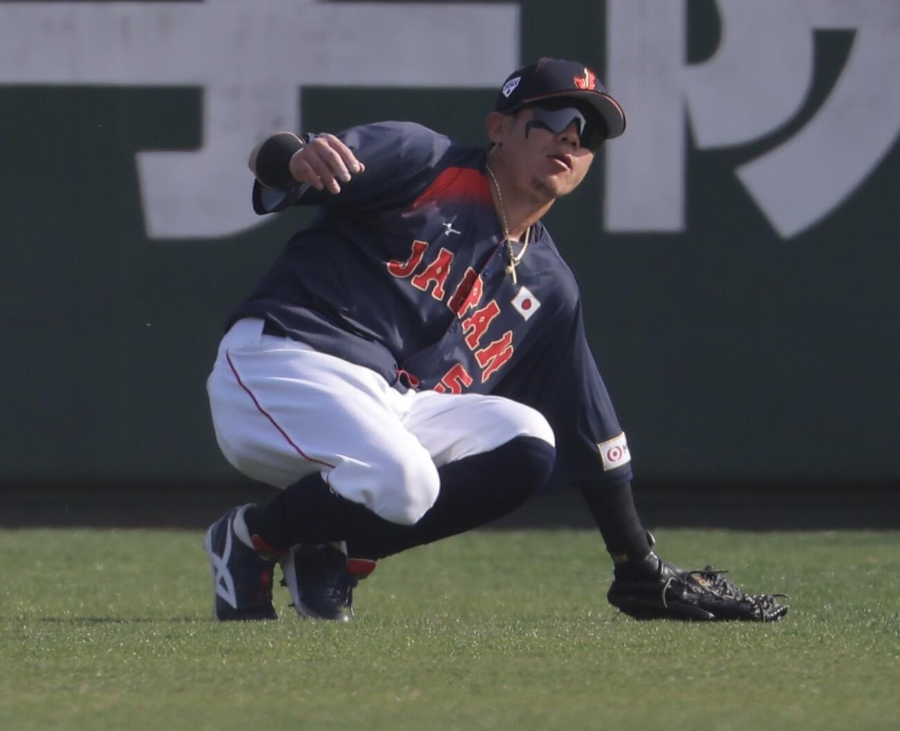 日本対ソフトバンク　5回裏ソフトバンク1死、井上の打球を好捕する牧原（撮影・河田真司）