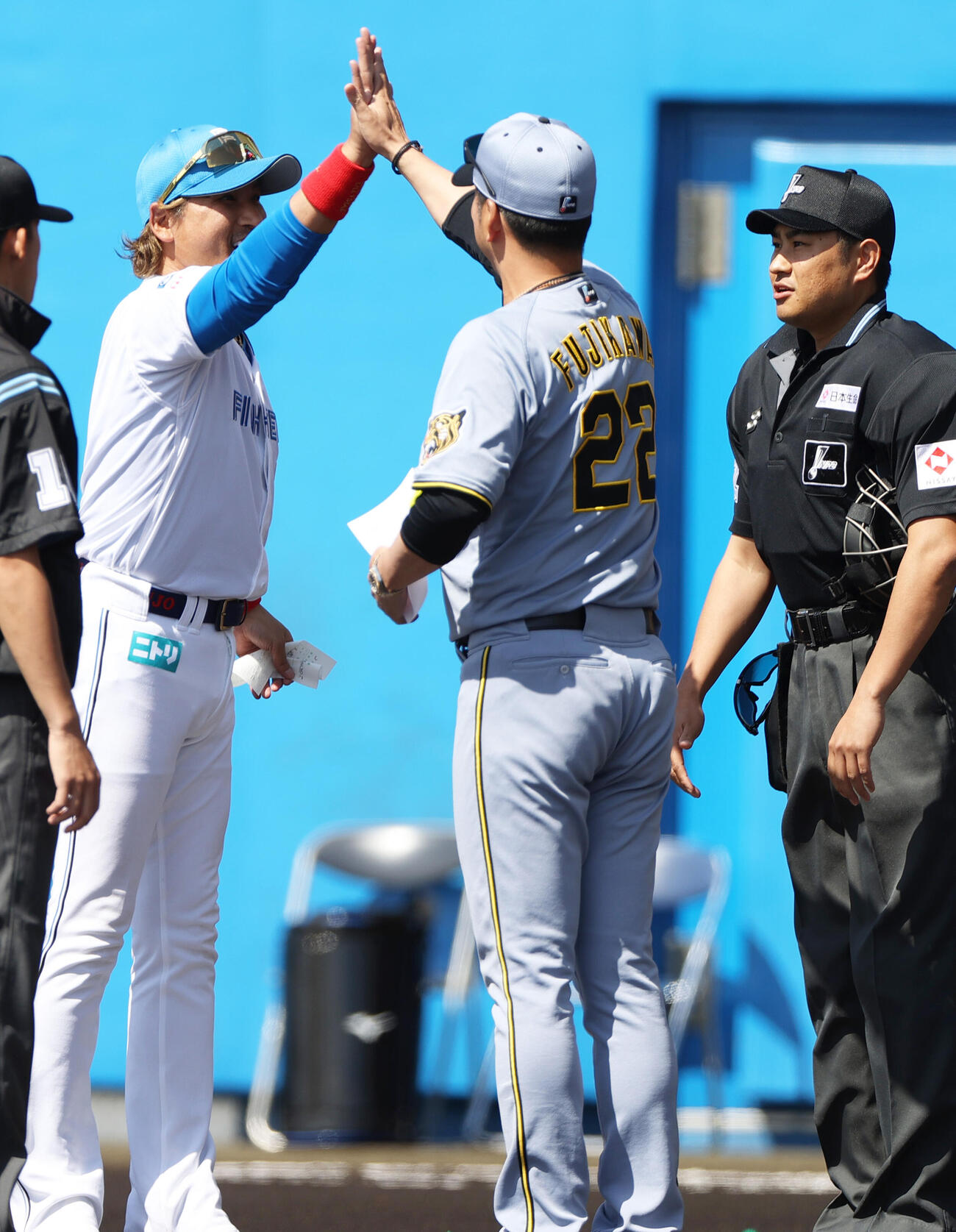 オープン戦　日本ハム対阪神　試合前、日本ハム新庄監督（左）は阪神藤川監督とハイタッチする（撮影・上山淳一）