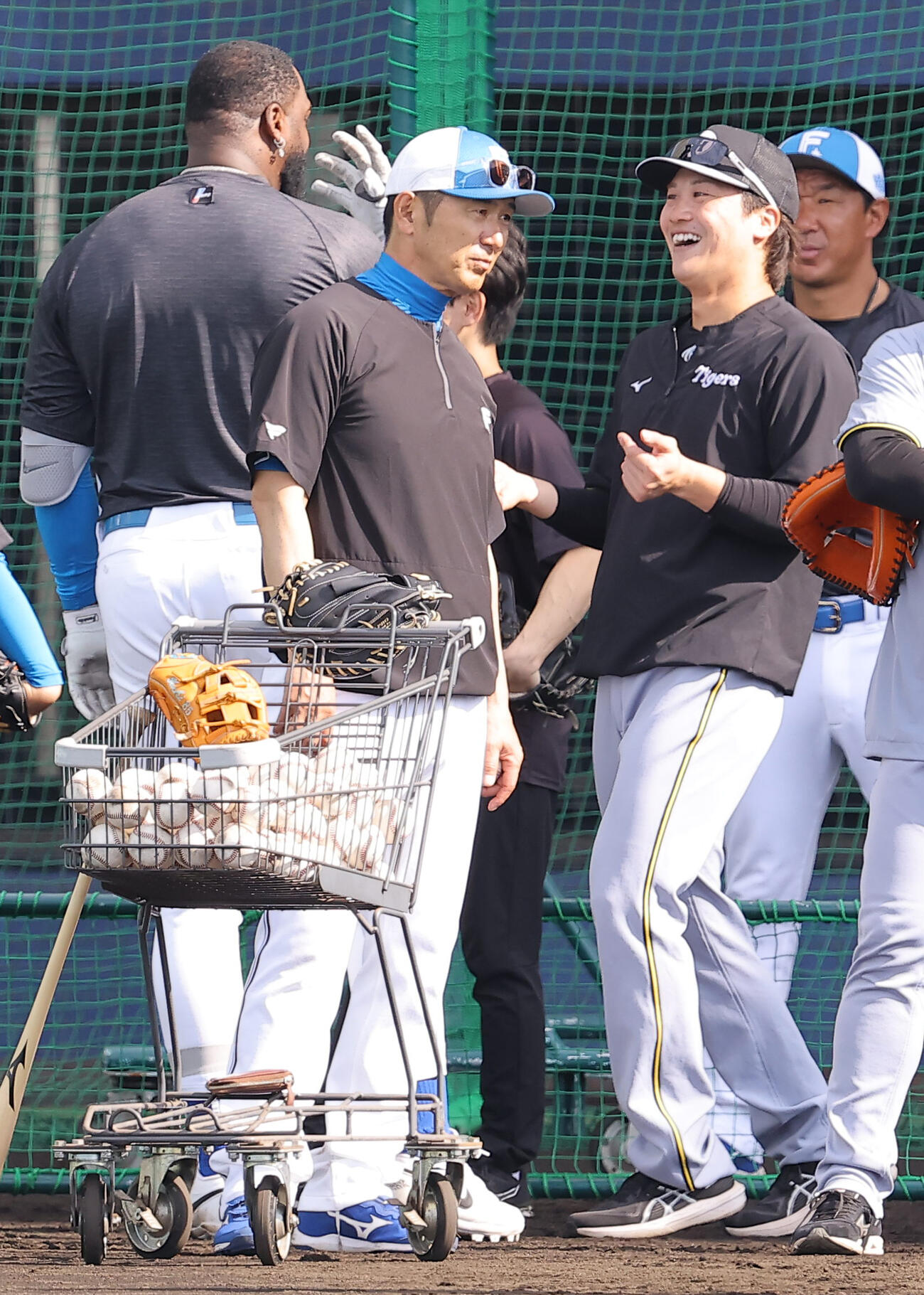 日本ハム対阪神　伏見（右）はレイエスとの再会に笑顔を見せる（撮影・上田博志）