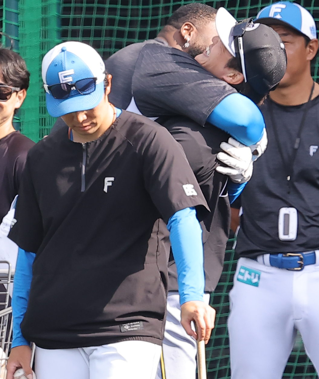 日本ハム対阪神　伏見（右）はレイエスとの再会に笑顔を見せる（撮影・上田博志）