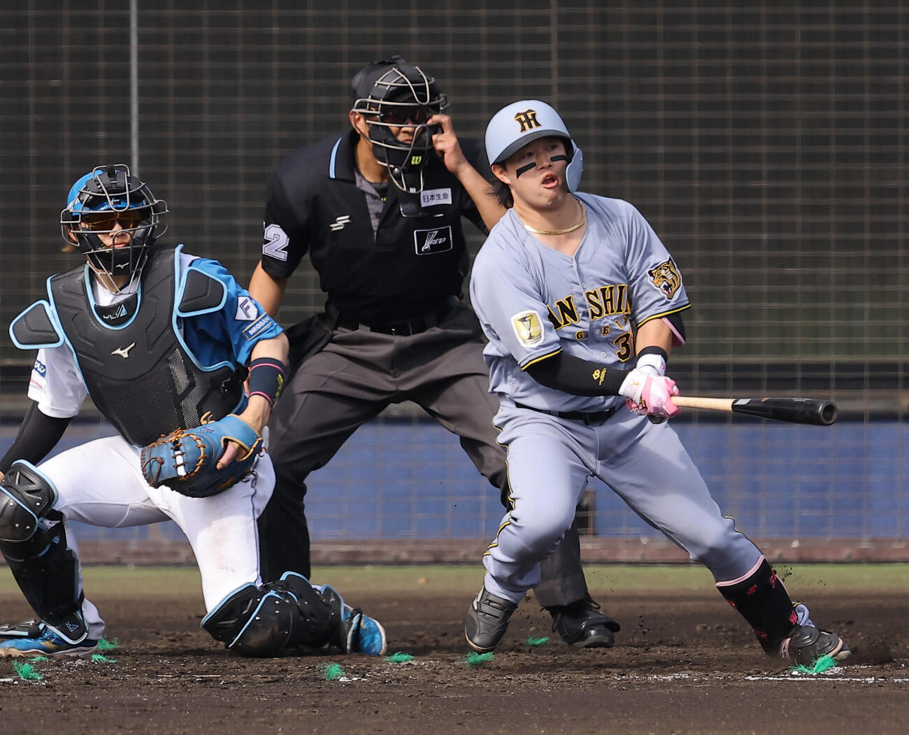 日本ハム対阪神　7回表阪神2死満塁、浜田は適時内野安打を放つ（撮影・上田博志）